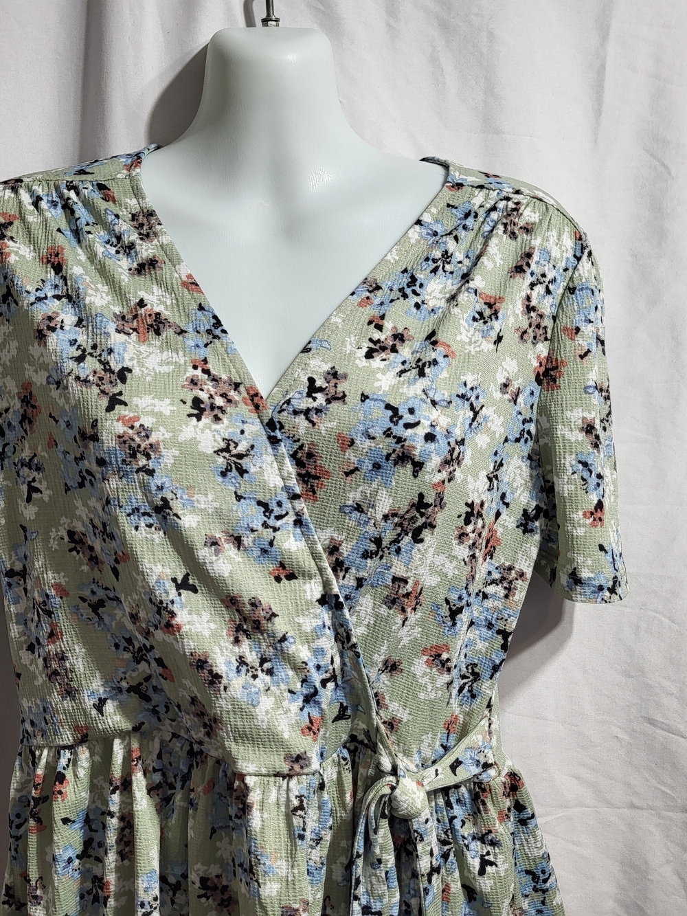 Ripe Sage Floral Wrap Peplum Top, Size Medium - Picture 2 of 4